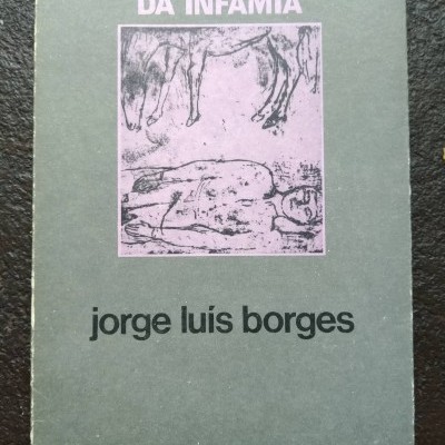 Capa do livro História Universal da Infâmia de Jorge Luis Borges em capa verde escura com ilustração rosa