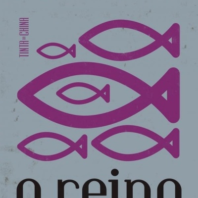 Capa de livro azul claro com desenhos roxos de peixes e texto emmanuel carrère o reino