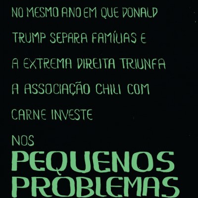Texto em papel/cartaz com letras verdes sobre fundo preto