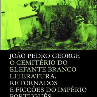 Capa de livro com título O Cemitério do Elefante Branco e imagem de mulher e estátuas de animais em verde