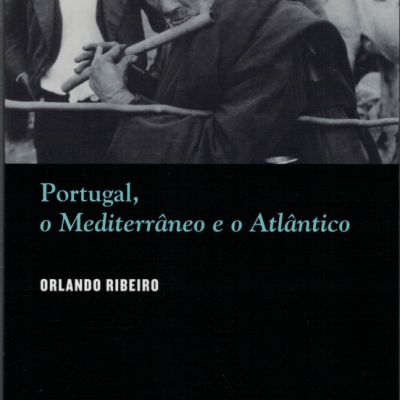 Capa de livro Portugal, o Mediterrâneo e o Atlântico por Orlando Ribeiro com imagem de homem a tocar flauta