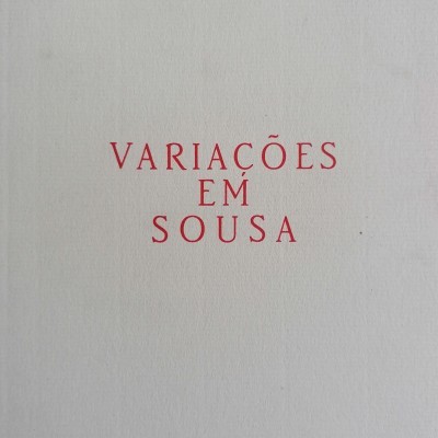 Capa branca de livro com título VARIAÇÕES EM SOUSA em vermelho.