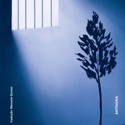 Capa de livro azul com janela gradeada e árvore em sombra, textos em branco.