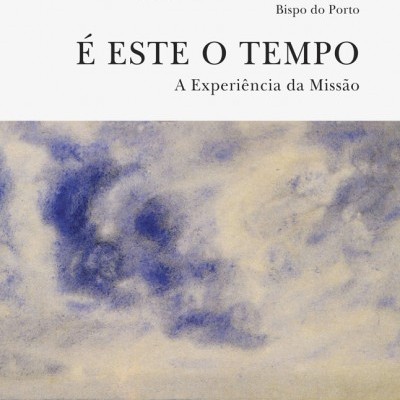 Capa de livro 'É ESTE O TEMPO' de Manuel Clemente com pintura de céu nublado e campo amarelo.