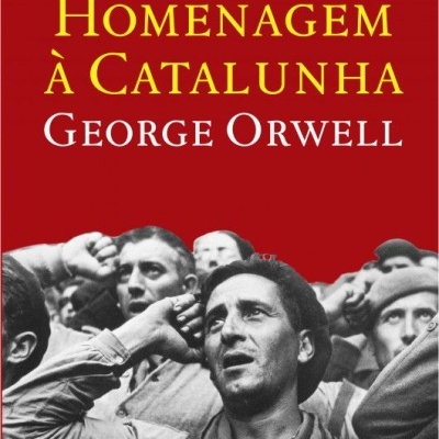 Capa do livro Homenagem à Catalunha de George Orwell com fundo vermelho e fotografia a preto e branco de homens com punhos erguidos