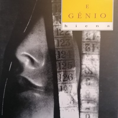 Capa de livro 'Loucuras e Génio' com fotografia em preto e branco de um rosto e fita métrica.