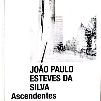 Capa de livro branca com título em letras pretas e imagem de edifícios urbanos ao fundo