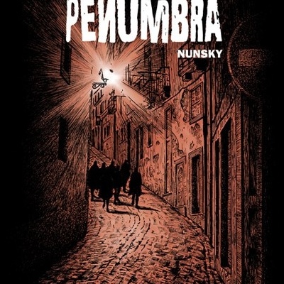 Capa de livro com rua antiga iluminada e texto em branco.