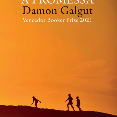 Capa de livro A Promessa de Damon Galgut com fundo laranja e silhuetas pretas