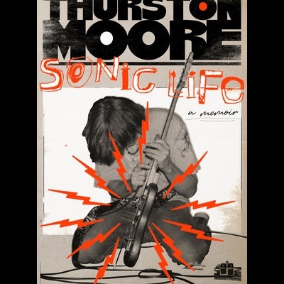Capa de livro 'SONIC LIFE' de Thurston Moore com guitarrista e arte em tons pretos, brancos e vermelhos.