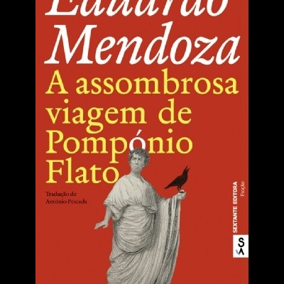 Capa do livro 'A assombrosa viagem de Pompónio Flato' de Eduardo Mendoza, fundo vermelho, texto branco e amarelo, figura clássica com corvo