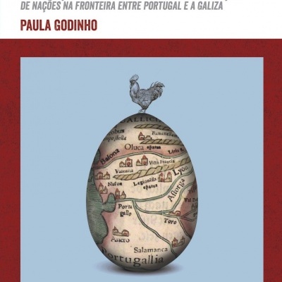 Capa do livro OUVIR O GALO CANTAR DUAS VEZES com mapa num ovo e um galo em cima