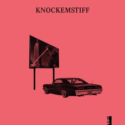 Capa de livro com título KNOCKEMSTIFF e ilustração de carro preto e painel em cor-de-rosa