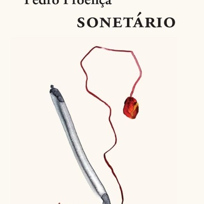 Capa de livro SONETÁRIO com lápis e fio vermelho com pedra
