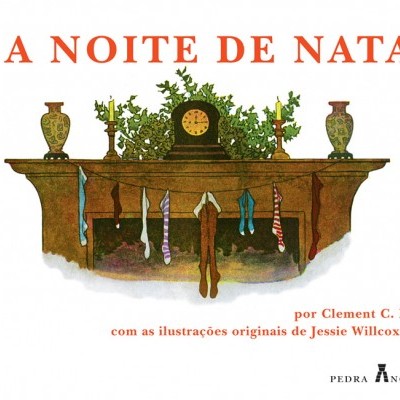 Capa de livro com título A NOITE DE NATAL e lareira decorada com meias