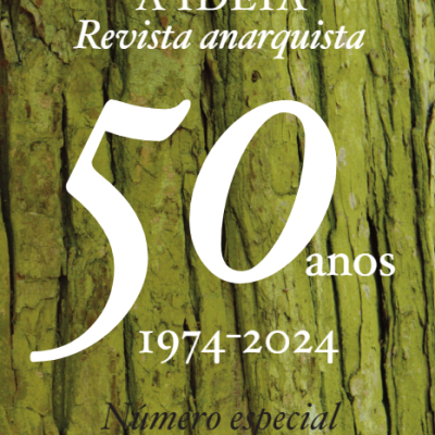 Capa de revista com texto sobre 50 anos e fundo de casca de árvore verde