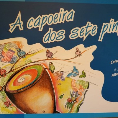 Capa de livro azul com ilustração de instrumento musical e texto em português