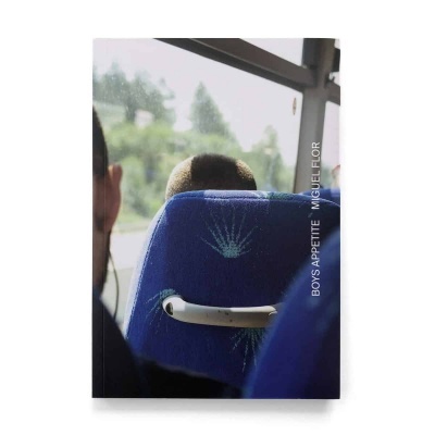 Capa de livro com banco de autocarro azul e texto BOYS APPETITE MIGUEL FLOR