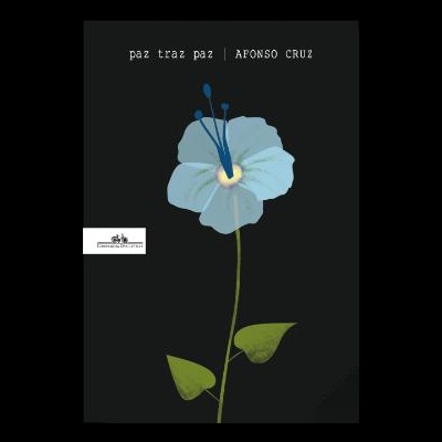 Capa de livro preta com flor azul clara e texto de título e autor.