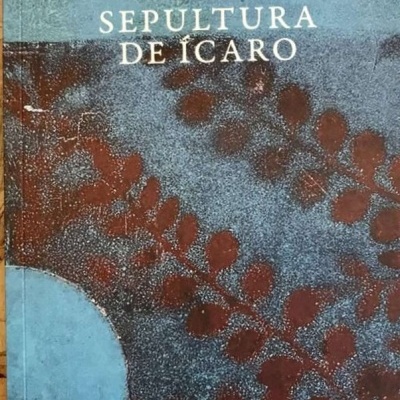 Capa de livro azul com título e padrões vermelhos