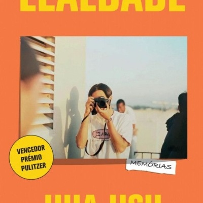 Capa de livro Lealdade de Hua Hsu com foto de pessoa a tirar foto
