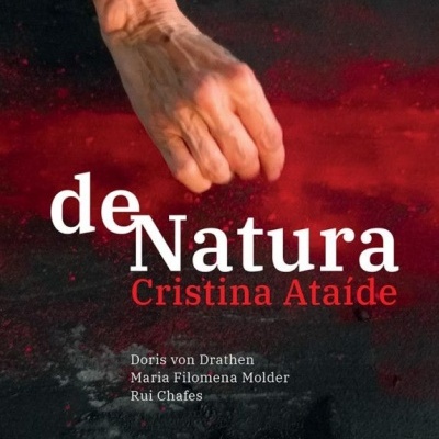 Capa de livro com fundo preto e vermelho, mão humana e texto 'de Natura Cristina Ataíde'.