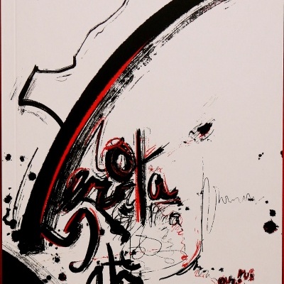 Imagem abstrata em preto e vermelho com textos manuscritos e formas curvas sobre fundo branco