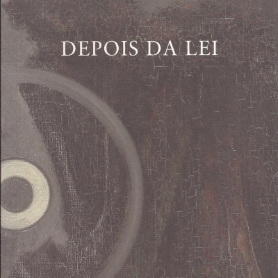 Capa de livro 'DEPOIS DA LEI' de Luhuna Carvalho com fundo castanho escuro e textura envelhecida.