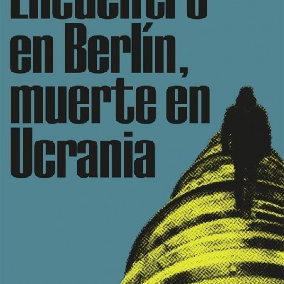 Capa do livro Encuentro en Berlín, muerte en Ucrania com fundo azul e figura sobre estrutura amarela