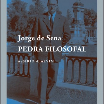 Capa de livro 'Pedra Filosofal' de Jorge de Sena com imagem de homem perto de grade com estátua ao fundo