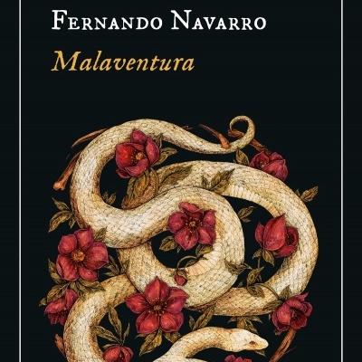Capa de livro Malaventura de Fernando Navarro com serpentes e flores vermelhas