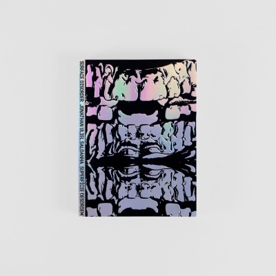 Capa de livro com padrão abstrato colorido e texto na lombada.