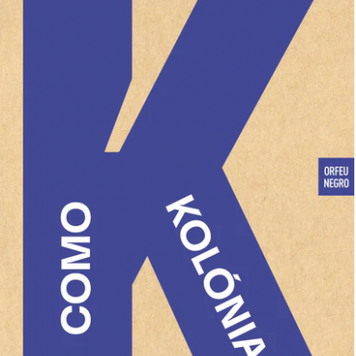Capa de livro com letra 'K' azul sobre fundo castanho claro e texto em azul.