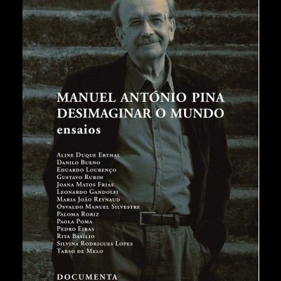 Capa de livro com homem idoso em escadas e texto do título e autores