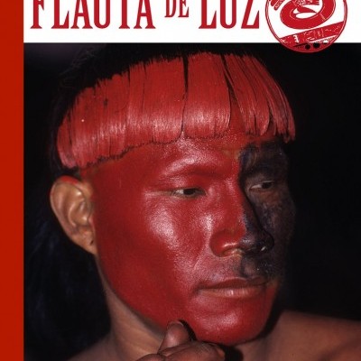 Capa da revista Flauta de Luz com fotografia de rosto pintado e texto no topo e na base.