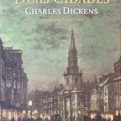 Capa do livro História em Duas Cidades de Charles Dickens com ilustração de cidade antiga