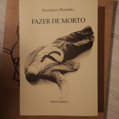 Capa de livro 'FAZER DE MORTO' com imagem de pessoa deitada