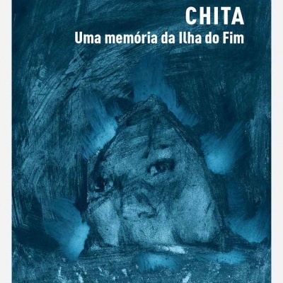 Capa de livro azul com rosto escavado em rocha e texto