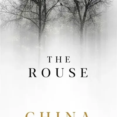 Capa de livro com árvores cinzentas e texto THE ROUSE e CHINA MIÉVILLE