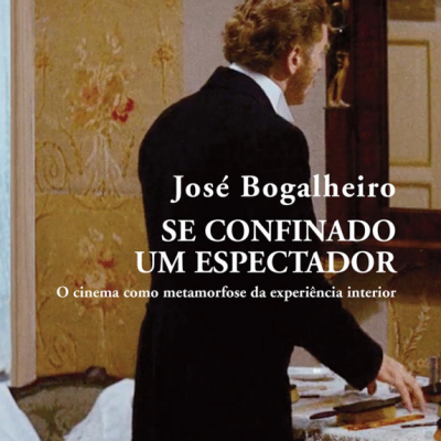 Homem de costas com roupa preta diante de parede decorada e mesa com objetos, texto sobreposto do livro
