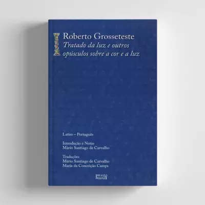 Livro de capa dura azul com título e informações em branco sobre fundo branco.