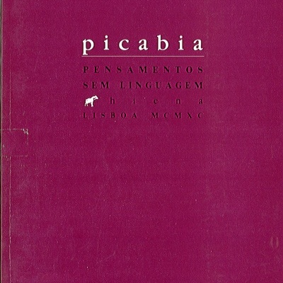 Capa de livro vinho com texto branco e preto e imagem pequena de hiena