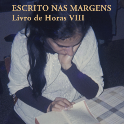 Capa de livro mostrando mulher lendo com texto do título e autor