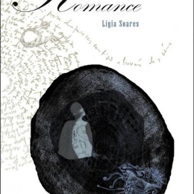 Capa de livro com título Romance e ilustração abstrata preta e cinzenta