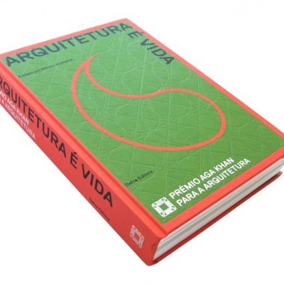 Livro capa dura vermelho e verde 'ARQUITETURA É VIDA' com selo 'PRÉMIO AGA KHAN PARA A ARQUITECTURA'