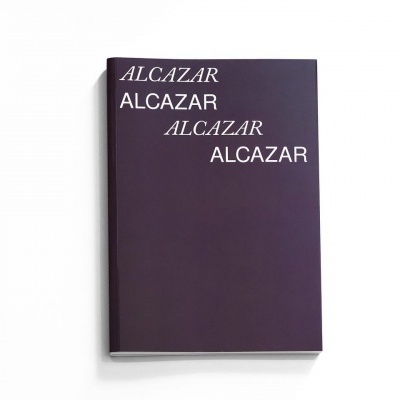 Livro com capa roxa escura e título ALCAZAR impresso várias vezes em branco