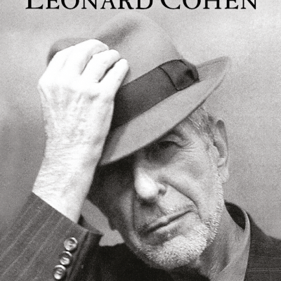 Capa de livro com homem idoso de chapéu e fato em preto e branco