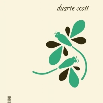 Capa de livro bege com desenho de insectos verdes e pretos e texto 