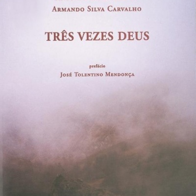 Capa do livro TRÊS VEZES DEUS com fundo nebuloso e texto em castanho