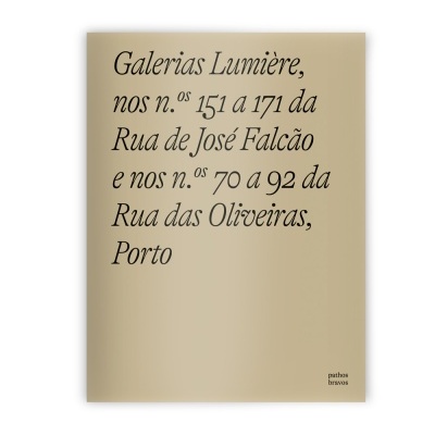 Póster decorativo com texto de endereços em preto sobre fundo bege.
